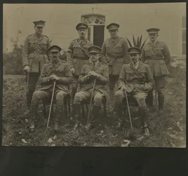 Gruppeportrett av syv menn i militæruniform, 1914-18