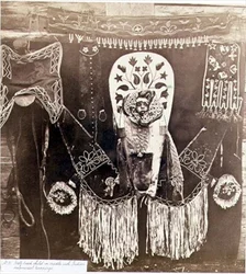 Halvrasebarn i en vugge med indiske ornamenter, fotografert av Royal Engineers på den førti-niende parallellen (sepia-bilde)