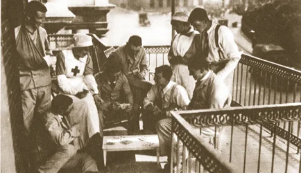 Glad, lykkelig såret mann! Menn som har gjort sitt for å nyte heltetilbedelse, fra The Illustrated War News, 21. juni 1916 (sepia-bilde)