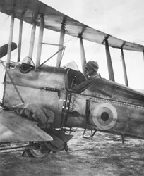 Hvordan Kut Garrison ble matet av en flymaskin: klar til flytur med sekker med korn, fra The Illustrated War News, 21. juni 1916