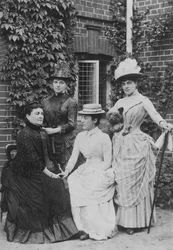 Jennie Jerome, senere Lady Randolph Churchill, med sin mor og søstre