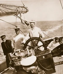 Kong George ved roret til hans yacht Britannia, 1920-30-tallet