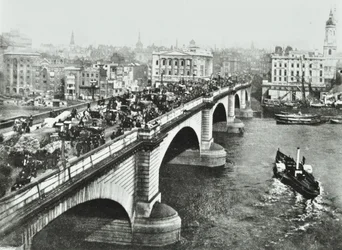 London Bridge: hestetrukket trafikk på broen, 1895