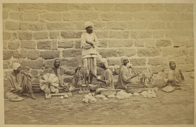 Mannlige fanger svinger bomull på spinnende hjul i Karachi fengsel. c. 1873160 mm x 250 mm Fotograf: Michie and Company Archaeological Survey of India Collections: India Office Series (Volum 52).