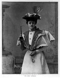 Frøken Irene Vanbrugh i The Importance of Being Earnest, av Oscar Wilde (1854-1900) ved St. James Theatre, 4. mai 1895 (s/hv-foto)