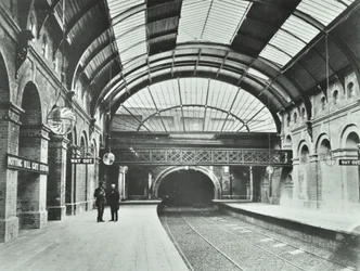 Notting Hill Gate undergrunnsstasjon: utsikt over plattformer og spor, 1868
