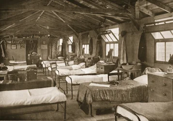 Ett av soverommene, Donington Hall, illustrasjon fra tyske fanger i Storbritannia (fotogravyr)