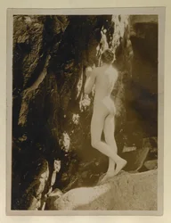 Fotografi av Alistair Graham naken, oppbevart sammen med brevet til Evelyn Waugh, ca. 1924 (gelatinsølvtrykk)