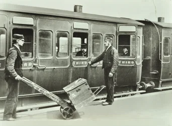 Plattformportører på en jernbanestasjon, 1885