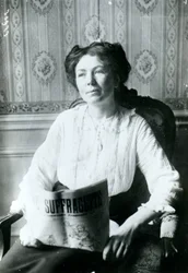 Portrett av Christabel Pankhurst som leser en kopi av The Suffragette ca. 1905