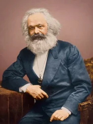 Portrett av Karl Marx i blå dress