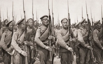 Russisk infanteri på parade og presenterer våpen under første verdenskrig, fra The Illustrated War News, 1915