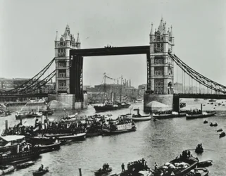 Skip passerer under Tower Bridge, 1894