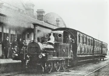 South Dock Station: et firehjulskoblet tanklokomotiv på stasjonen, 1880