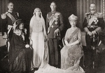 Den britiske kongefamilien i bryllupet til hertugen og hertuginnen av York, 1923, fra The Story of Twenty Five Years, publisert 1935