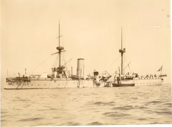 "Chih Yuan" ankret utenfor sørkysten ved Hove, lokal lugger ved siden av, ca. 1886