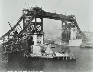 Tower Bridge under bygging, 1892