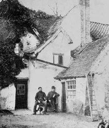 To menn utenfor Enfield cottage, ca. 1890 (s/hvitt-bilde)