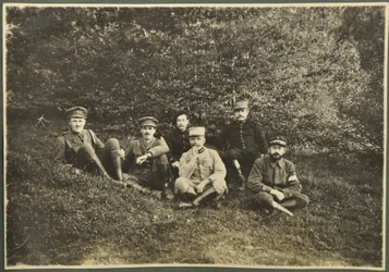 William Lawrence Bragg og Harold Roper Robinson med andre, Vosges, 1915