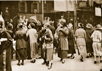 Vindusshopping på Kensington High Street (sepia-bilde)