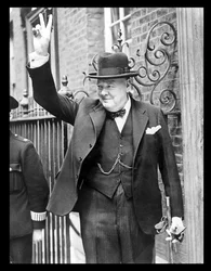 Winston Churchill viser V-tegnet