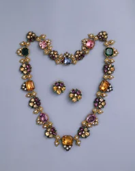 Et fint Regency-kjede i gull og juveler satt med puteskåret topas, ametyster, rosa turmaliner, smaragder, safirer og periodotter, med et par blomstrede øredobber, ca. 1810