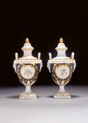 Et par Chelsea-Derby tohåndtak urneformede vaser og to deksler, ca. 1775