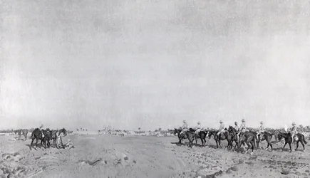 En patrulje av 14. husarer med kommanderende oberstløytnant R.W. Hewitt DSO nærmer seg for å ta tyrkisk overgivelse ved overgivelsen av Kazimain, 11. mars 1917, publisert ca. 1918 (photolitho)