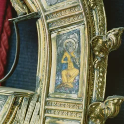 Engel som spiller på fløyte, detalj fra crozieren til William of Wykeham (ca. 1320-1404) (forgylt sølv og champleve-emalje) (se 205100-32)