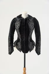 Svart fløyelsjakke brodert med påsydd svart silke og metallperler, sent i 1890-årene