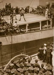Boksekonkurranse ombord på et krigsskip, med mannskapet på et andre skip som ekstra tilskuere, 1914-19