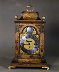 Brakett klokke, Markwick og Markham, 1740 (krem og grønn lakk)
