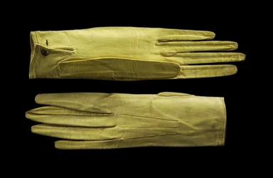 Knallgule hansker med lang håndledd. ca. 1820 (lær i barneskinn)