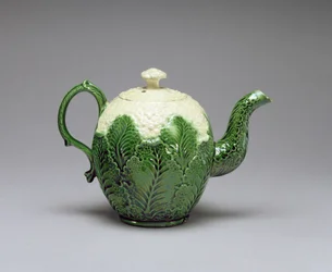 Blomkåltekanne, fra Burlem, Staffordshire, ca. 1759-66 (blyglasert kremfair, slip-cast)