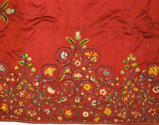 Detalj av et viktig skjørt eller underkjole av karmosinrød silke som sies å ha blitt brodert av Mary, dronning av skottene for dronning Elizabeth I mens hun var fanget i Hardwick