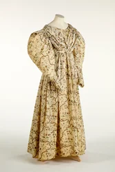 Kjole trykket med blomster- og grendesign på kremvevd stoff med rutemønster i vevingen, ca. 1830-35 (bomull)