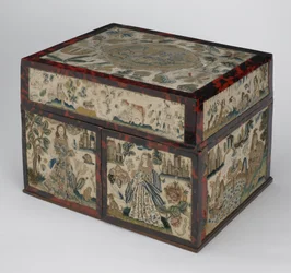 Brodert kiste, ca. 1660 (silke, lerret, tre, skilpaddeskall og sølvfester)
