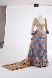 Aftenkjole, 1880-tallet (vevd silke, ribbet silke og brokade)