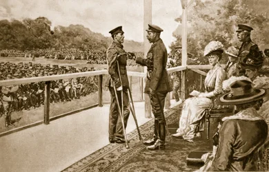 For tapperhet: Kong George dekorerte menig Thomas Hughes fra Connaught Rangers med V.C., i Hyde Park, 2. juni 1917, 1914-19