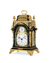 George III ormolu-montert ebonisert slående og musikalsk åttedagers bordklokke av liten størrelse, ca. 1765 (ormolu & ebonisert trekasse)