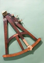 Hadleys kvadrant med tverrgående buksbomvekt, ca. 1750 (messing og tre)