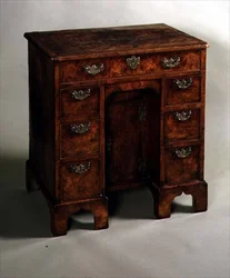 Knehullspult, ca. 1710 (valnøtt)