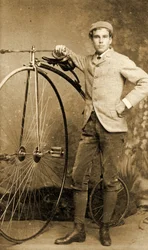 Mann som står ved siden av sin velociped, ca. 1890