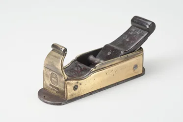 Gjæringsfly, 1739 (våpenmetall, stål og palisander)