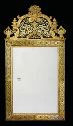 En av et par Queen Anne bryggebriller, ca. 1710 (forgylt tre og verre eglomise) (se også 909137)