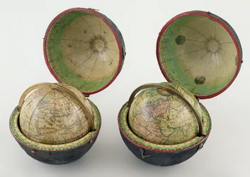 Et par lommekloder, laget av Newton & Son, ca. 1830 (kartong pierre, messing, papir og simulert svart skinn)