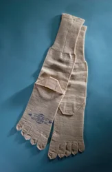 Et par ankellange strikkede sokker med separate tær, Dr Jaegers digitale sokker, sent på 1800-tallet (ull)