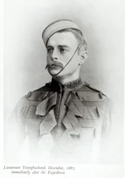 Fotografi av Sir Francis Younghusband (1863-1942) i 1887 fra 