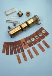 Projeksjonsmikroskop, forhandlet av Watkins & Hill, London, beregnet for bruk med en magisk lykt, sammen med 18 naturhistoriske lysbilder, ca. 1870 (messing, glass og tre)