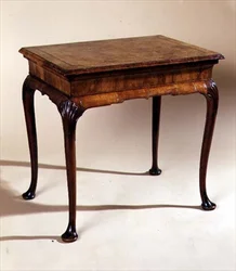 Sidebord, ca. 1710 (valnøtt)